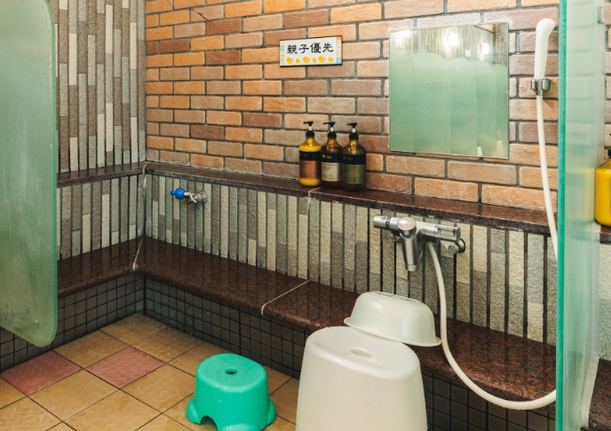 親子優先の洗い場（男湯）