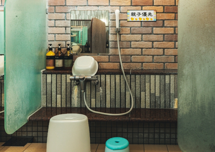 親子優先の洗い場（女湯）